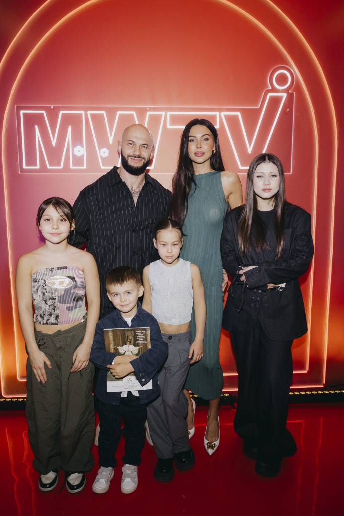 Оксана Самойлова с семьей, Мария Бабкина, София Сартыня и другие звезды, стали гостями на презентации журнала MWTV