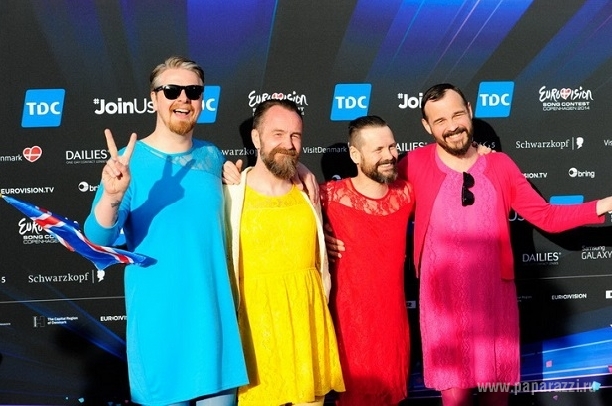 На открытие конкурса "Евровидение" бородатые мужики пришли в платьях