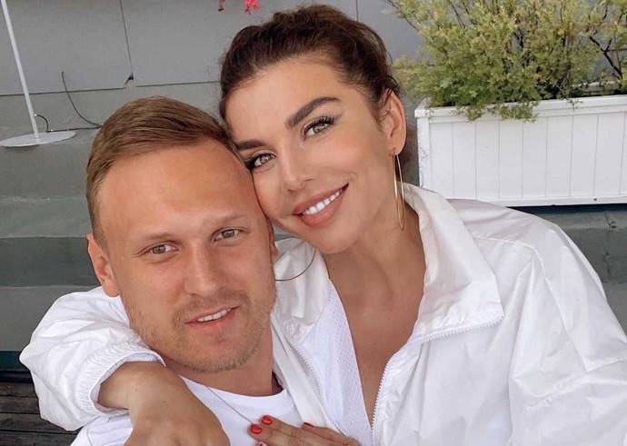 Страстный поцелуй на пляже: Анна Седокова опубликовала горячее фото с мужем-баскетболистом Янисом Тиммой
