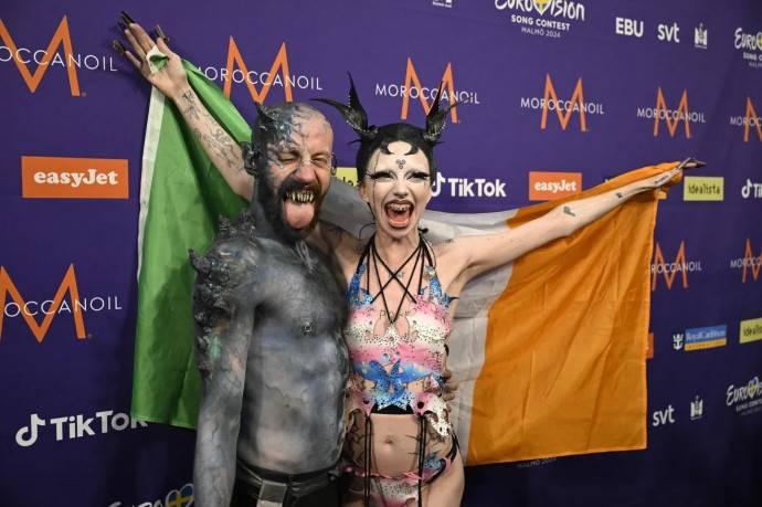 На конкурсе Евровидения Ирландию представили черт и ведьма, которые протестовали против войны в Палестине