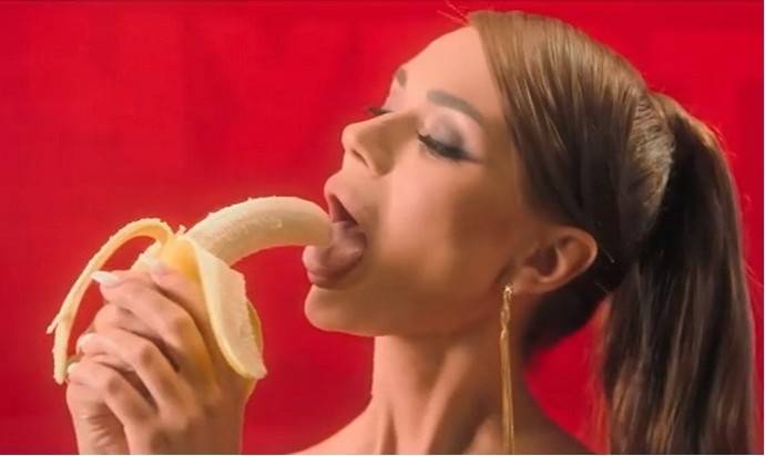 Почувствуй нашу любовь: в новых роликах на ТНТ 
Марина Кравец упражняется с трубочкой, а Яна Кошкина с бананом