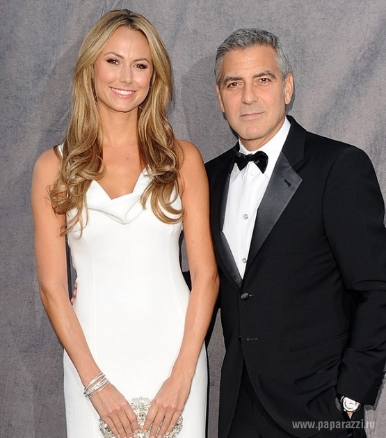 Актер Джордж Клуни сбежал от молодой любовницы Стейси Киблер