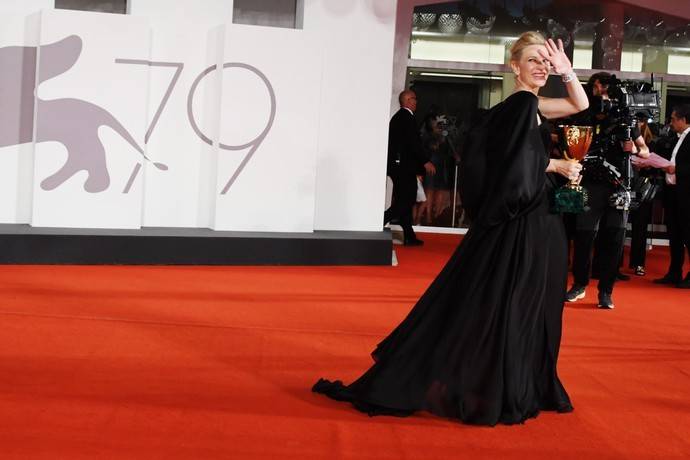 Последний день кинофестиваля превратился в траурный подиум: Кейт Бланшет и Джулианна Мур в чёрном выглядели как старушки