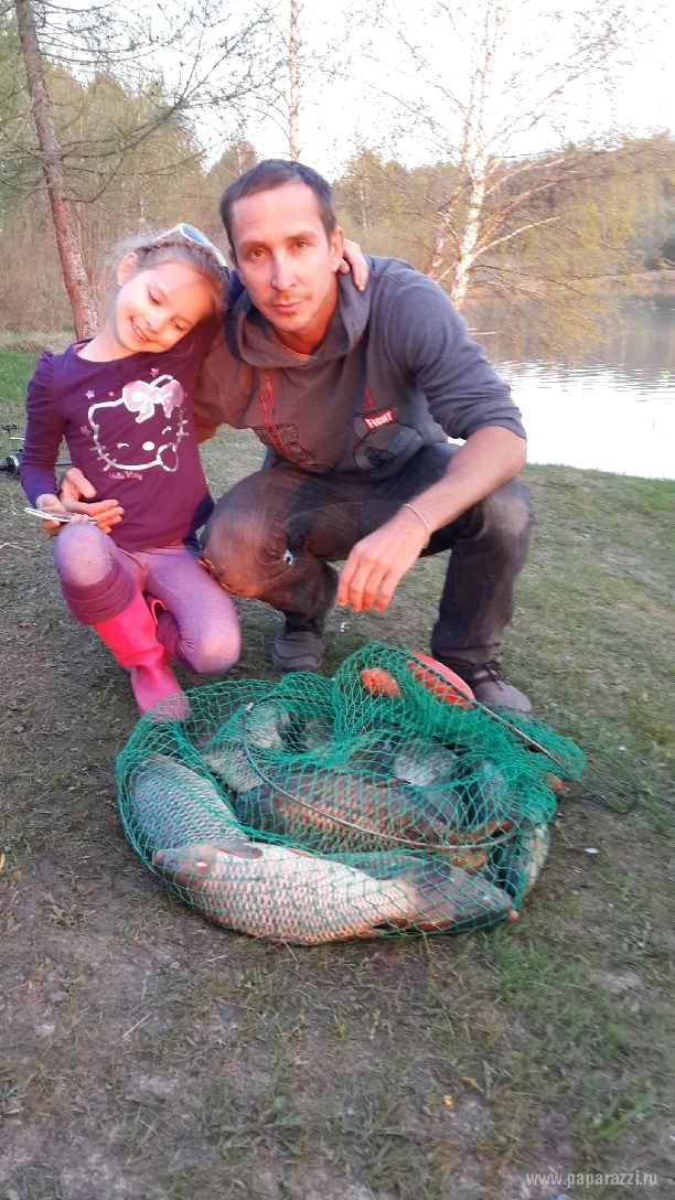 Александр Данко приучает дочку к рыбалке