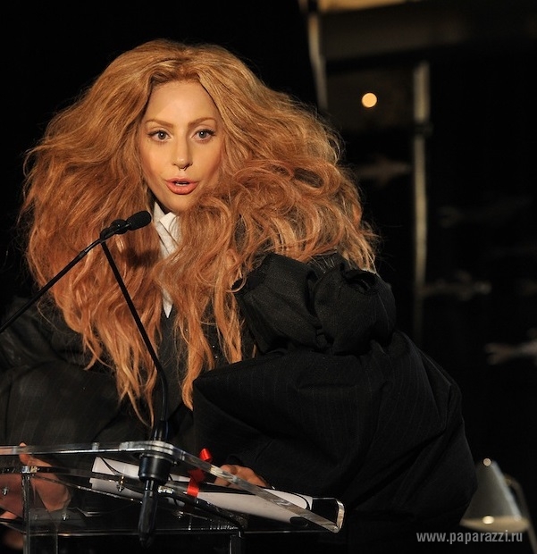 Весь интернет обсуждает слишком откровенное выступление Леди Гага и Р.Келли
