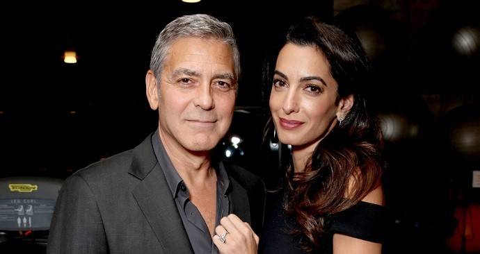 "Красная дама и ее король": Амаль и Джордж Клуни порадовали поклонников появившись на красной дорожке в фантастических нарядах