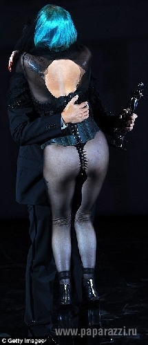 Леди Гага показала грудь на модной премии
