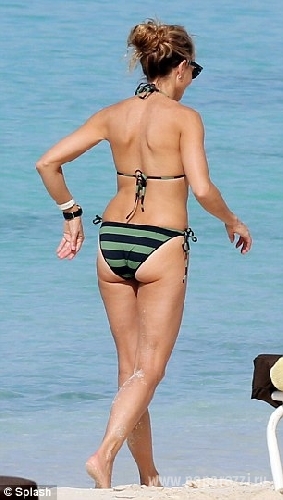 50-летняя Шерил Кроу показала стройную фигуру на пляже