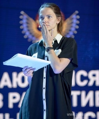 Лиза Боярская удивила своим лицом и выбором платья