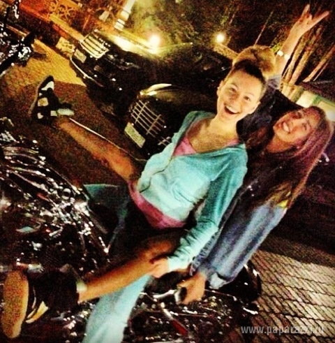 Мария Кожевникова и Кети Топурия порезвились на чужом мотоцикле