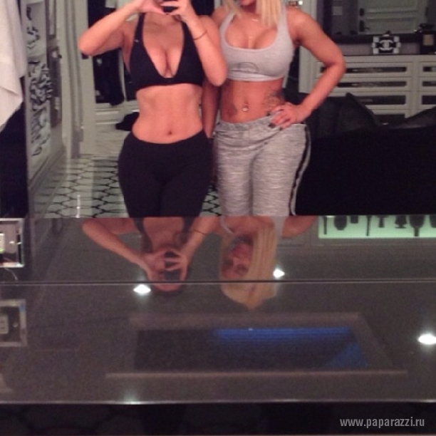 В сети появились снимки Ким Кардашиан в бикини