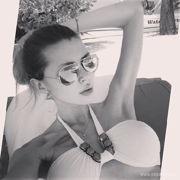 Анна Заворотнюк продемонстрировала модный купальник и показала, как развлекается с подругами в Лас-Вегасе