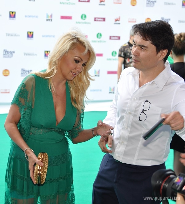 Лолита Милявская и Яна Рудковская поучаствовали в конкурсе декольте