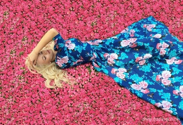 Алена Шишкова показала цветочную фотосессию