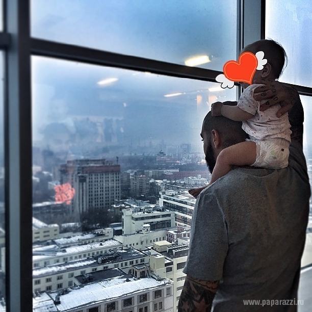 Тимати опубликовал фото с дочкой и сделал "селфи года"