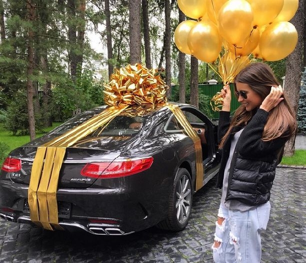 Кэти Топурия получила в подарок на день рождения машину стоимостью 13 миллионов рублей