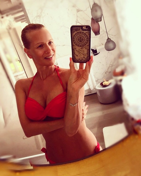 Олеся Судзиловская обнародовала фото в бикини и без косметики