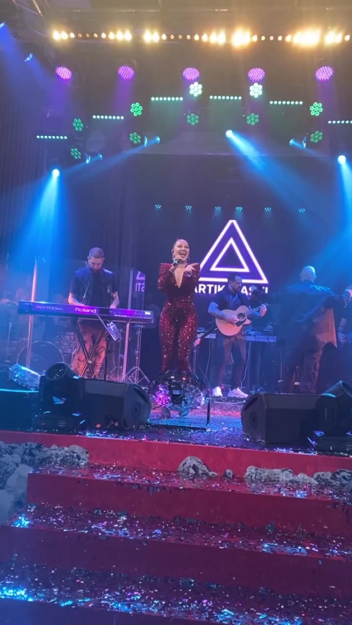 Анастаия Шубская в секси-образе устроила вечеринку в честь дня рождения Александра Овечкина
