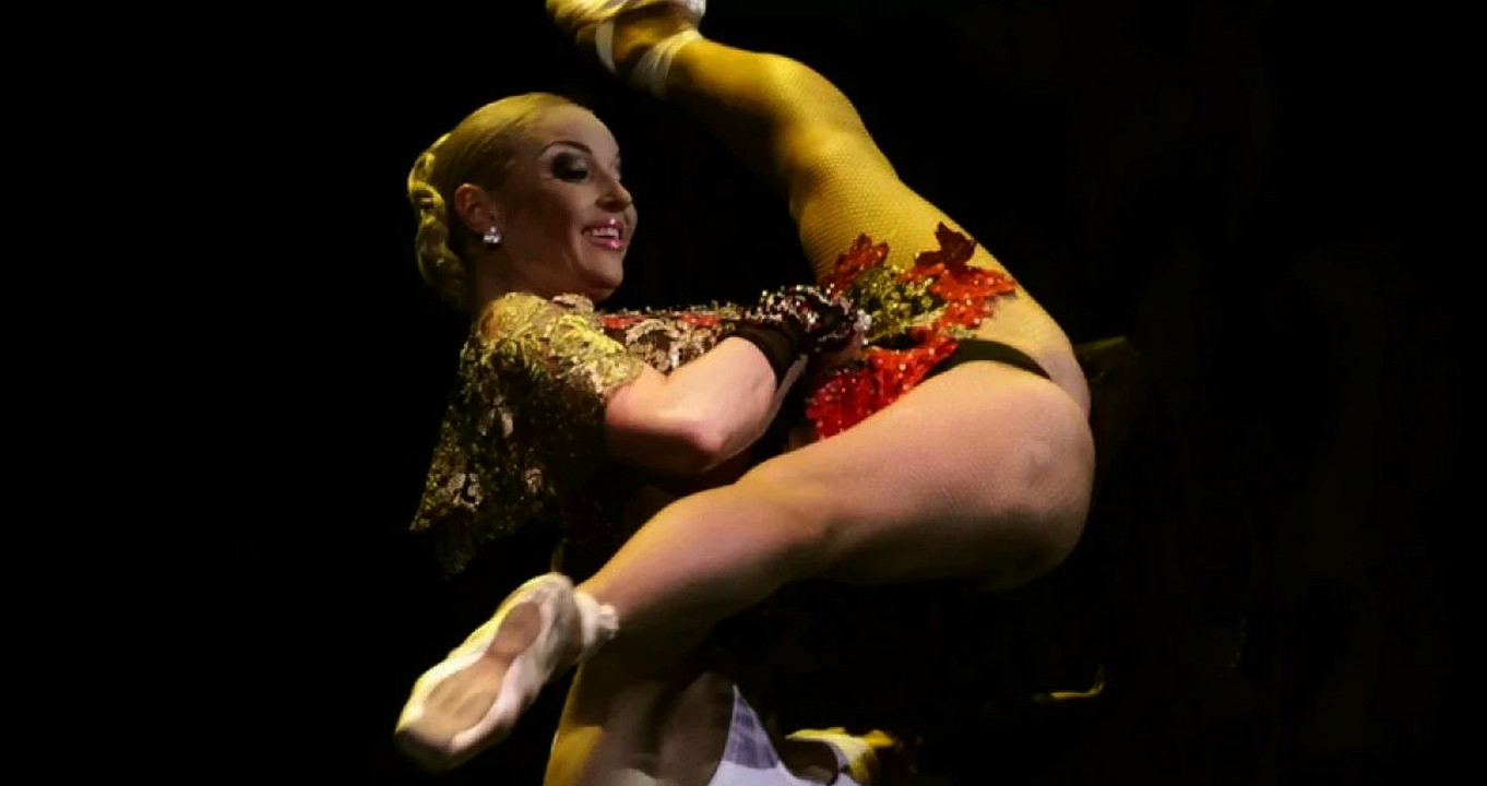 Балерина Жасмин танцует на сцене без трусов - Красивая эротика