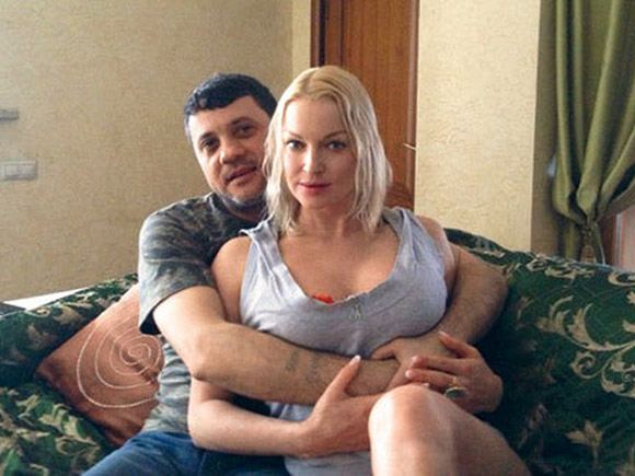Девушка в белье не против съемки русского домашнего порно со своим другом