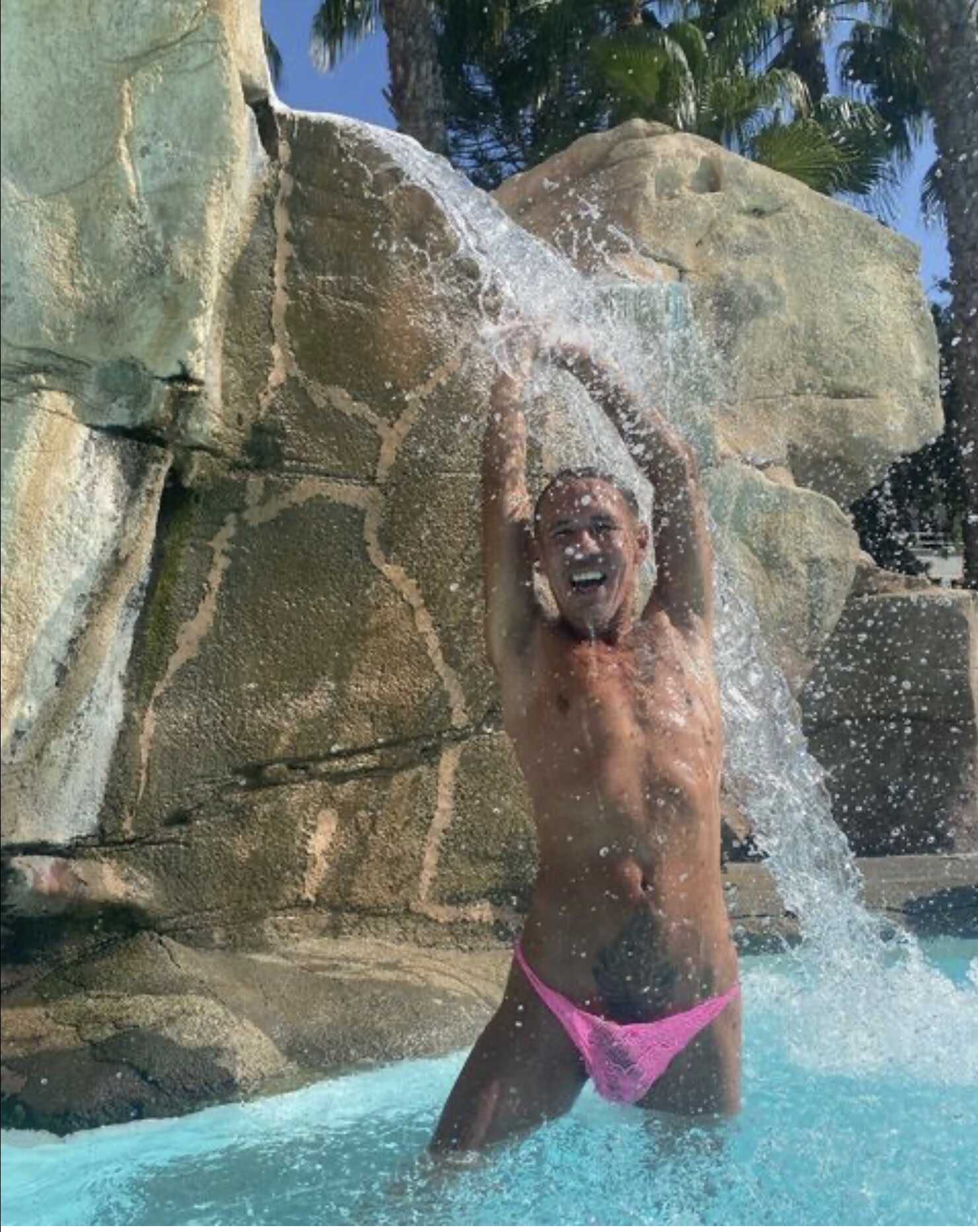 Алексей Панин в кружевных розовых трусах и его голая жена поплескались в водопаде