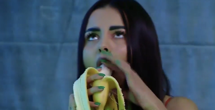 На проекте "Дом-2" девушки устроили конкурс по глубокому заглатыванию банана