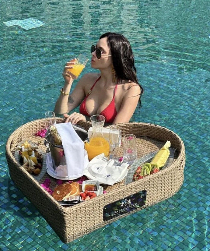 Шампанское и панкейки на завтрак: выступающая за здоровый образ жизни Настасья Самбурская сделала фото в ярко-алом бикини