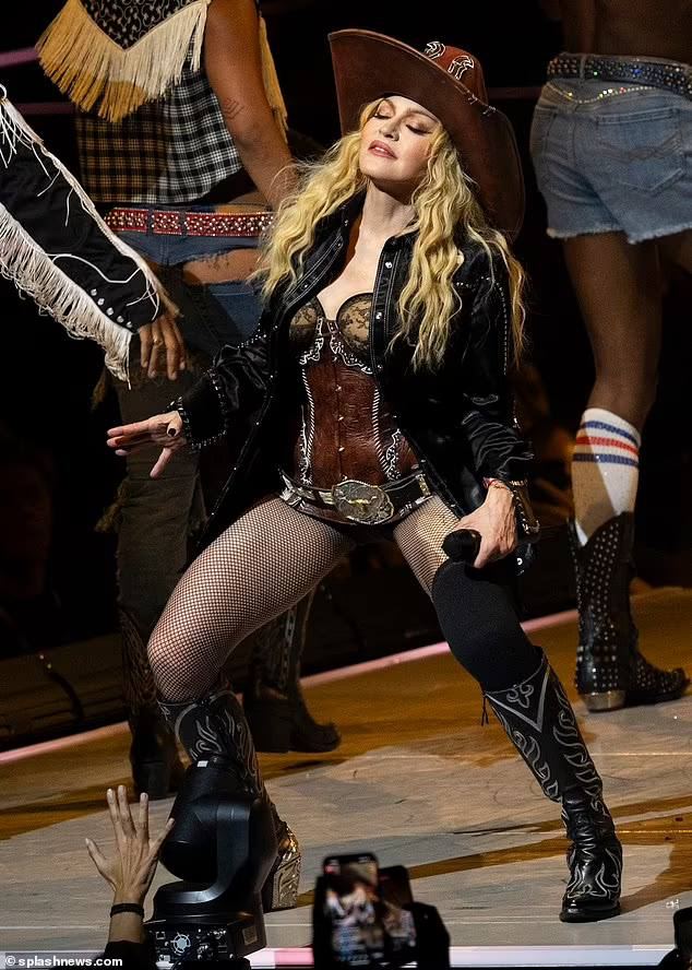 Нижнее белье, корсеты и полуголые люди: Мадонна зажгла в Лондоне. Топ фото самых ярких образов Мадонны с первого концерта тура