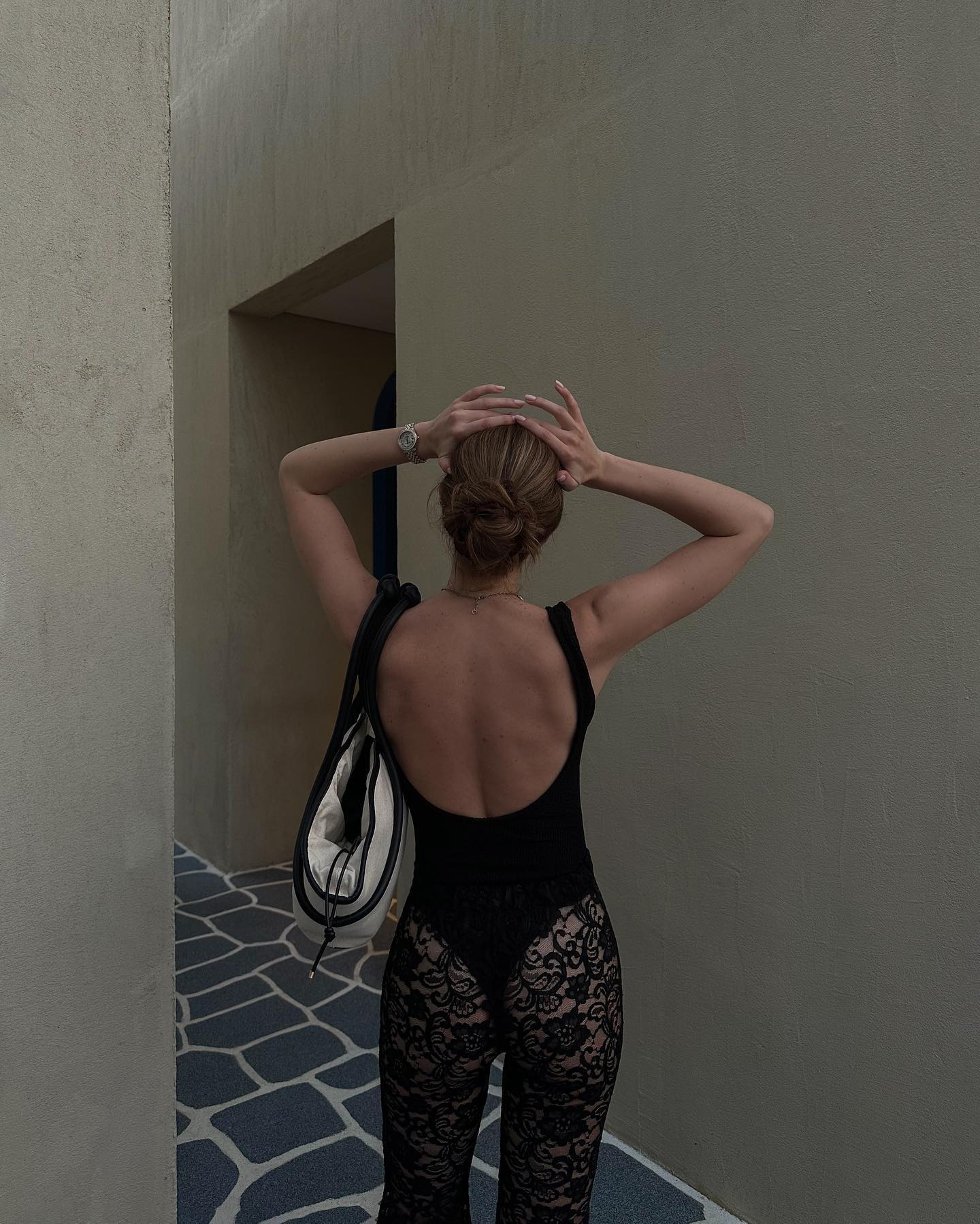 Анна Заворотнюк прошлась в прозрачном черном комбинезоне по улицам Дубая. Топ самых ярких и смелых дубайских образов Анны Заворотнюк