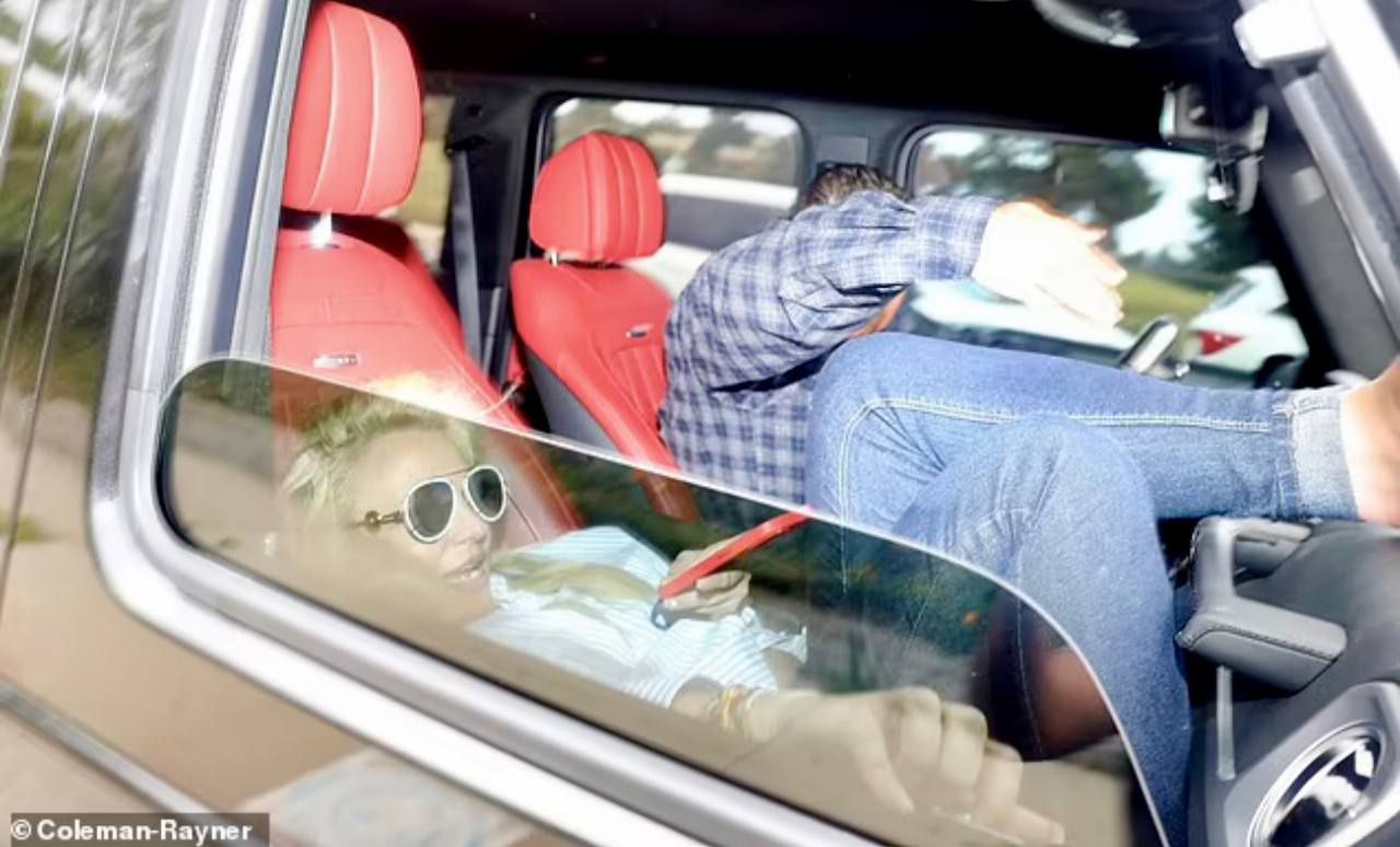 Доведенная до банкротства Бритни Спирс, разбила в гневе стекло своего автомобиля, но продолжает развлекаться