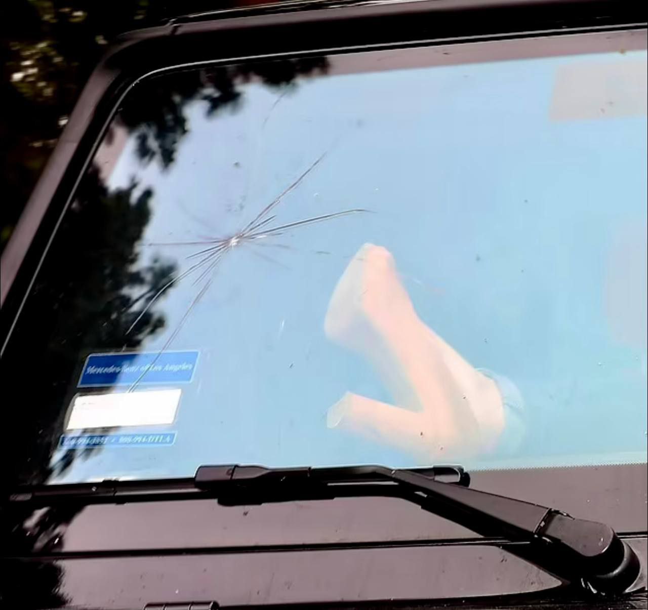 Доведенная до банкротства Бритни Спирс, разбила в гневе стекло своего автомобиля, но продолжает развлекаться