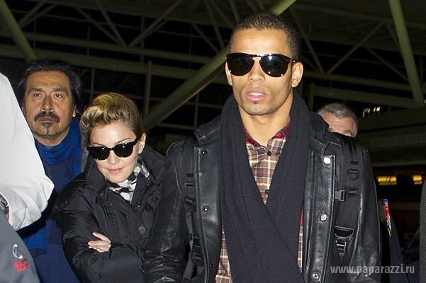 Мадонна со своим избранником засветилась в аэропорту Нью-Йорка