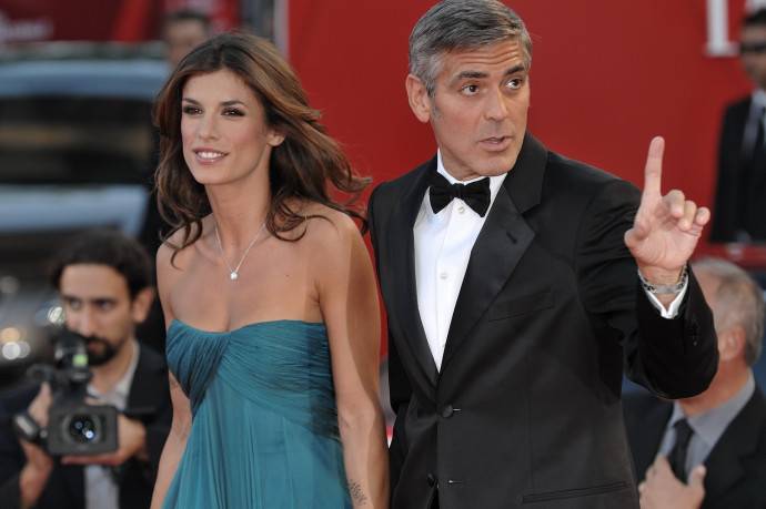 Экс-подруга Джорджа Клуни, итальянка Элизабетт Каналис в прозрачном боди показала, как должна выглядеть женская чувственность. Топ фото Элизабетт Каналис, которая не особо прячет свою грудь от папарацци