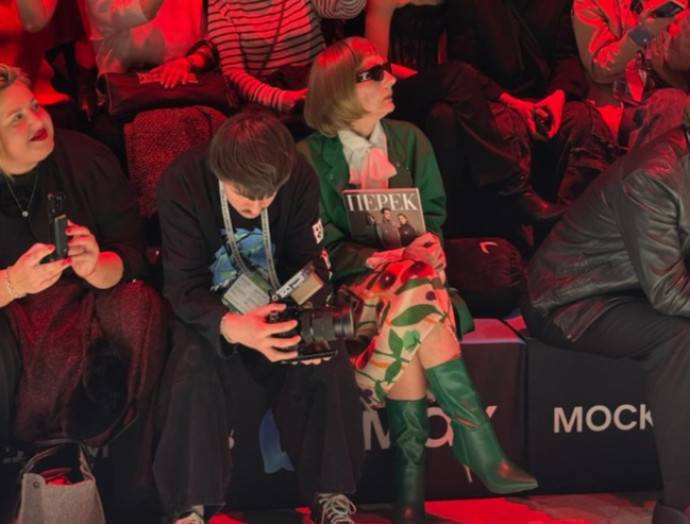 На показе новой формы для сотрудников Перекрёстка и кафе Select на Московской неделе моды появился "двойник" Анны Винтур 