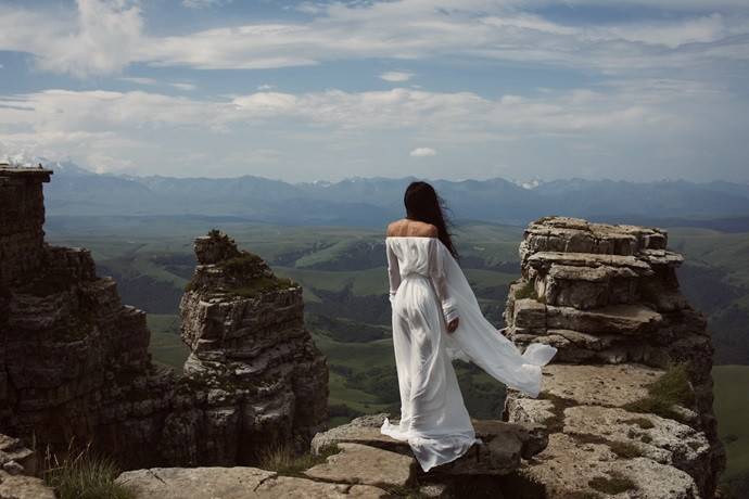 Елена Галицына рискнула жизнью ради головокружительных фото на вершине Кавказских гор