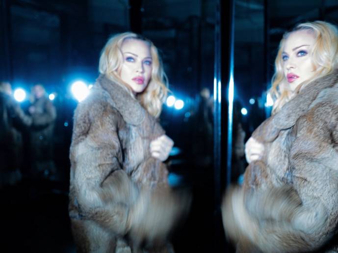 Мадонна примерила «подвенечное» платье на голое тело