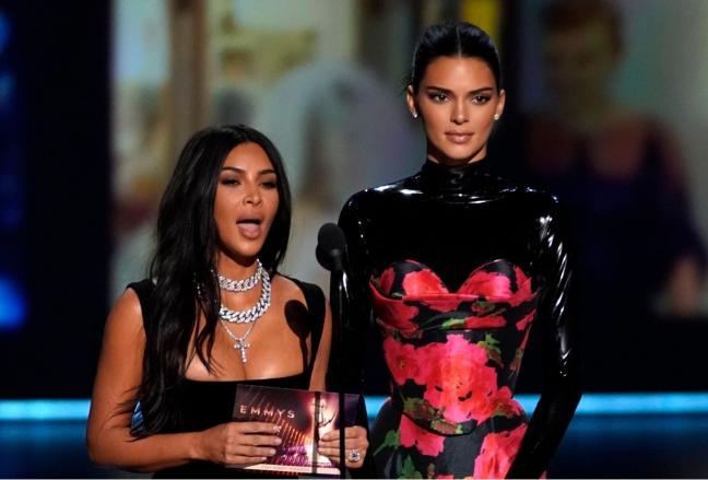 Ким Кардашьян и Кендалл Дженнер блеснули нарядами и фигурами на церемонии вручения премии «Эмми»