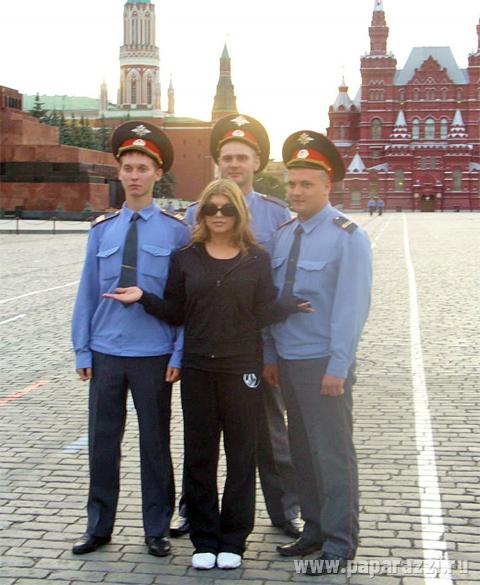 Fergie подружилась с русскими милиционерами