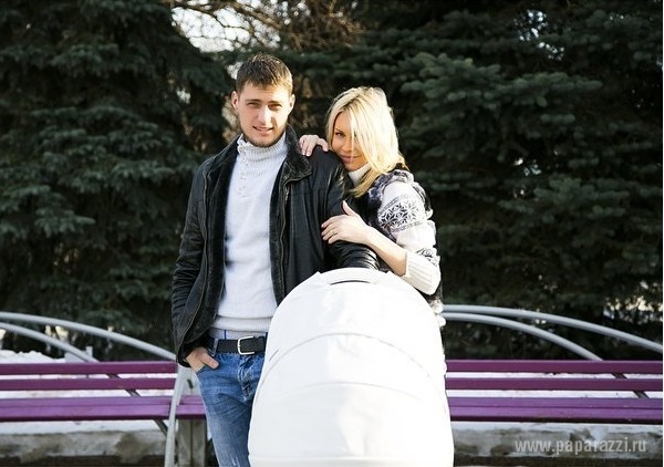 Участники Дома-2 Элина Камирен и Александр Задойнов впервые показали дочку