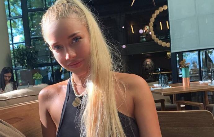 21-летняя Анастасия Михайлюта показала совершенно обнажённую грудь