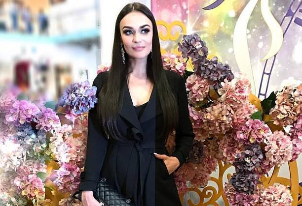 Алена Водонаева пришла на позитивное мероприятие в траурном наряде