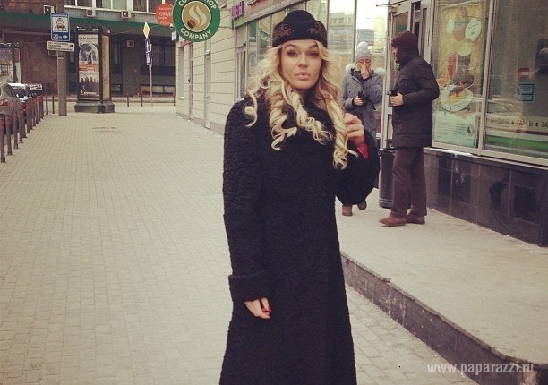 Алена Водонаева одолжила шубу у бабушки и рванула в Питер в кино