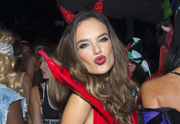 Алессандра Амбросио признана самой сексуальной звездой Хэллоуина 2015