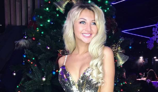 Марго Овсянникова снялась абсолютно голой около новогодней ёлки