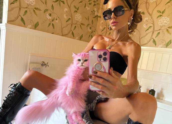 Кейт Бекинсейл начала очень экстравагантно одеваться и рассказала, что её зять несёт яйца 