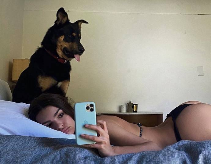 Голая Эмили Ратаковски устроила фотосессию со своей собакой