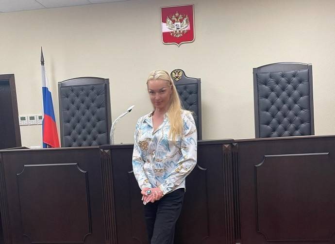 После истерики в суде Анастасия Волочкова утешилась на руках очередного мужчины