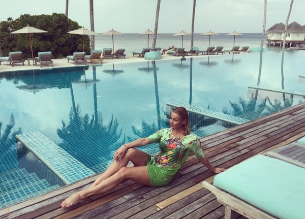 Анастасия Волочкова с обнаженной грудью гуляла по пляжу на Мальдивах