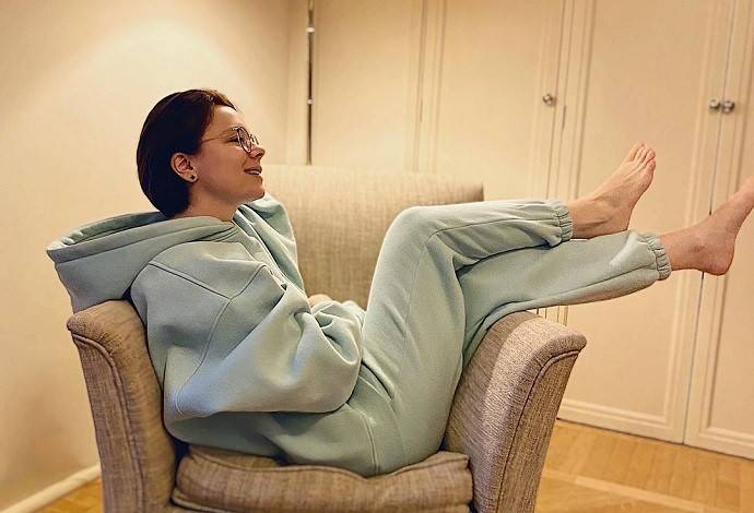 «Тяжелый тульский fashion»: Татьяна Бурухунова похвасталась вязаными домашними тапочками