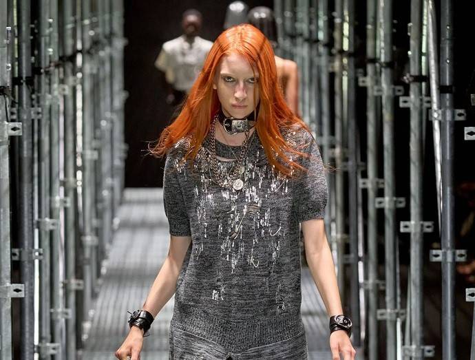 Грань фетиша и извращенности: Paco Rabanne воплощает самые дерзкие фантазии в своей новой коллекции одежды